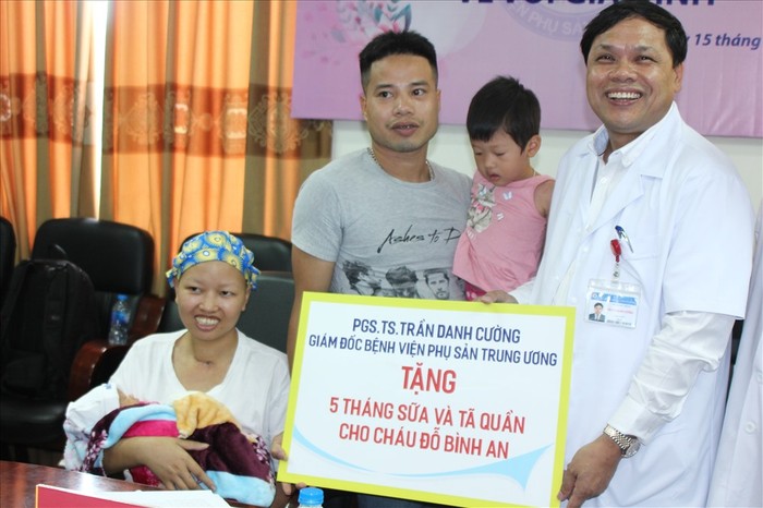 Hàng ngày, 2 bệnh viện đều chuyển hình ảnh của bé Bình An để chị ngắm con cho đỡ nhớ, để chị có thêm động lực tiếp tục điều trị.