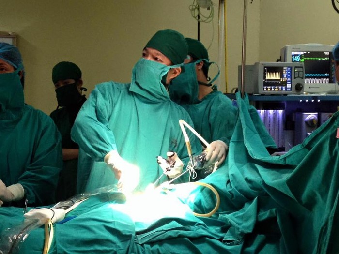 Phó giáo sư, Tiến sĩ Trần Ngọc Sơn - Phó giám đốc bệnh viện Xanh Pôn đang trực tiếp làm phẫu thuật.