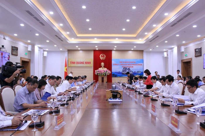 Bà Vũ Thị Thu Thủy - Phó Chủ tịch Ủy ban nhân dân tỉnh Quảng Ninh đã trình bày báo cáo về đề xuất một kiến nghị đối với Bộ Y tế. Ảnh: YT.