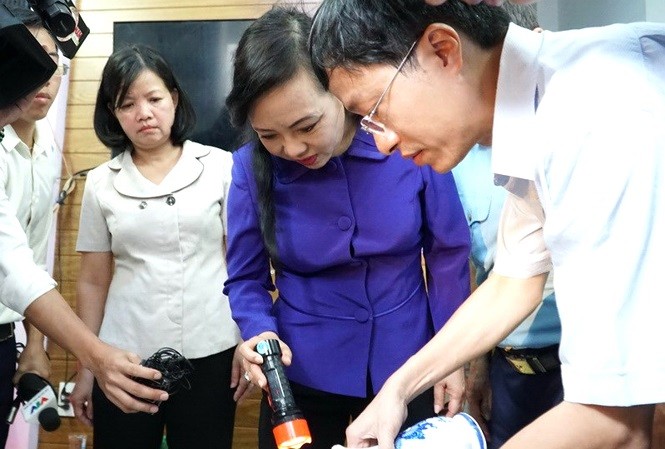 Bộ trưởng Bộ Y tế Nguyễn Thị Kim Tiến đi kiểm tra công tác phòng chống dịch sốt xuất huyết. Ảnh: YT.