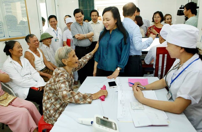 Bộ trưởng Nguyễn Thị Kim Tiến kiểm tra công tác khám chữa bệnh. Ảnh: YT.