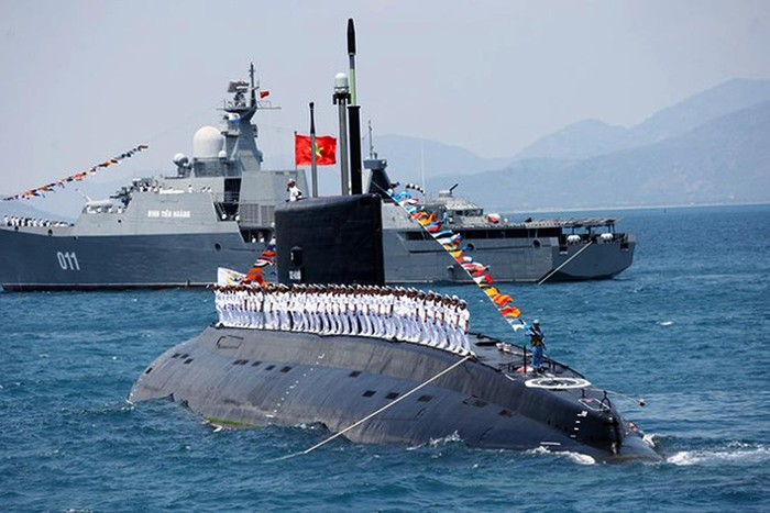 Tàu ngầm tấn công lớp Kilo của Hải quân Việt Nam với vũ khí hiện đại sẵn sàng bảo vệ Tổ quốc. Ảnh: TTXVN.
