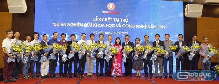 Chủ nhiệm và thành viên của 20 dự án trong buổi lễ ký kết nhận tài trợ 124 tỷ đồng của Tập đoàn Vingroup. Ảnh: Tùng Dương.