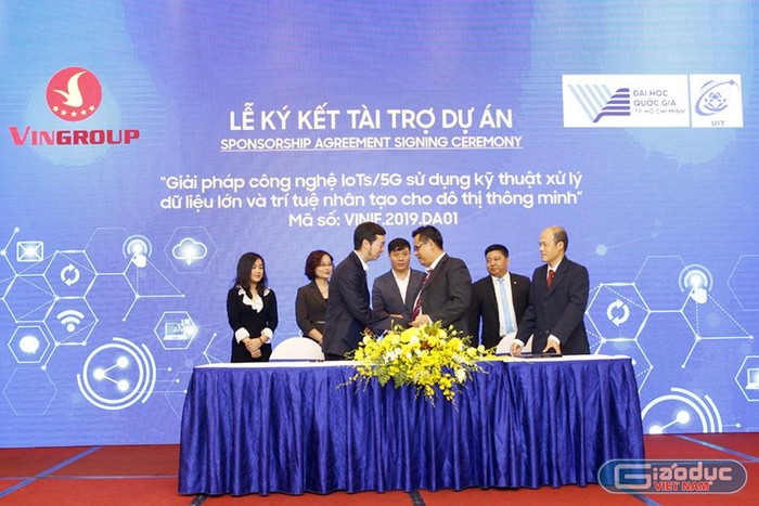 Lễ ký kết tài trợ giữa Tập đoàn Vingroup với đại diện dự án Trường Đại học Công nghệ Thông tin - Đại học Quốc gia Thành phố Hồ Chí Minh. Ảnh: Tùng Dương.