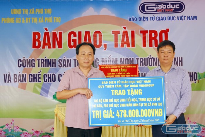 Ông Hà Tuấn Anh - Phó chủ tịch thị xã Phú Thọ (người bên trái) đại diện nhận quà tài trợ từ Nhà báo Nguyễn Tiến Bình. Ảnh: Tùng Dương.
