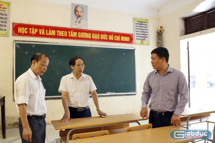 Nhà báo Nguyễn Tiến Bình - Tổng biên tập Báo điện tử Giáo dục Việt Nam (người ngoài cùng bên phải) trao tặng 200 bộ bàn ghế mới cho học sinh của Trường Trung học cơ sở Hà Thạch. Ảnh: Tùng Dương.