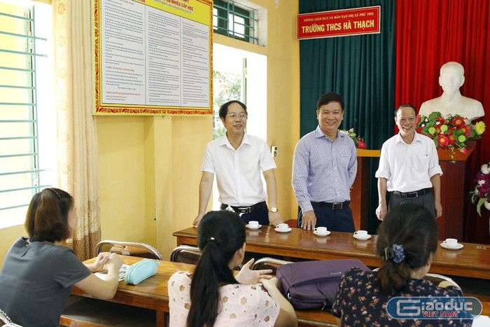 Nhà báo Nguyễn Tiến Bình - Tổng biên tập Báo điện tử Giáo dục Việt Nam đang hỏi thăm đời sống của các giáo viên Trường Trung học cơ sở Hà Thạch. Ảnh: Tùng Dương.