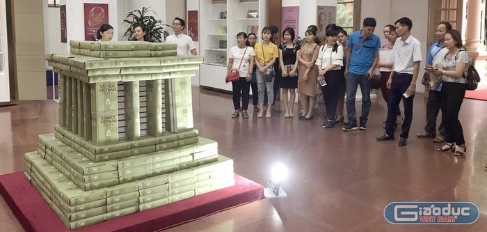 Triển lãm 50 năm thực hiện Di chúc Chủ tịch Hồ Chí Minh, được thế hệ trẻ quan tâm và tìm hiểu. Ảnh: Tùng Dương.