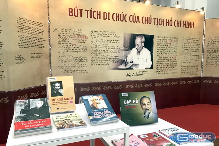 Bút tích Di chúc của Chủ tịch Hồ Chí Minh đượng treo trang trọng tại phòng chính của triển lãm. Ảnh: Tùng Dương.