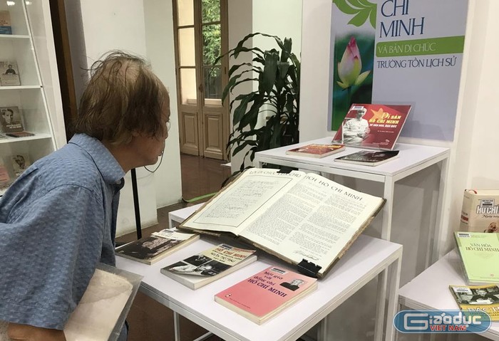 Triển lãm 50 năm thực hiện Di chúc Chủ tịch Hồ Chí Minh tại Thư viện Quốc gia thu hút được sự quan tâm của nhiều tầng lớp xã hội. Ảnh: Tùng Dương.