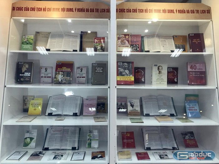Rất nhiều cuốn sách viết về Chủ tịch Hồ Chí Minh được trưng bày tại triển lãm. Ảnh: Tùng Dương.