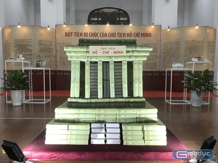 Lăng Chủ tịch Hồ Chí Minh được xếp từ 790 cuốn sách tượng trưng cho 79 mùa xuân. Ảnh: Tùng Dương.