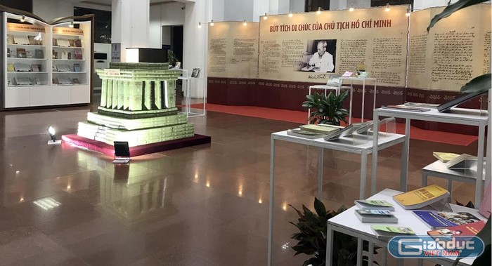Một góc khu trưng bày 50 năm thực hiện Di chúc Chủ tịch Hồ Chí Minh. Ảnh: Tùng Dương.
