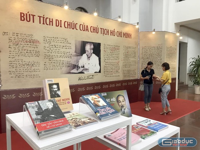 Bản di chúc của Chủ tịch Hồ Chí Minh được phóng to tại gian chính của triển lãm. Ảnh: Tùng Dương.