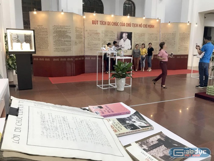 Khách xem triển lãm chụp ảnh lưu niện trước bản di chúc của Chủ tịch Hồ Chí Minh. Ảnh: Tùng Dương.