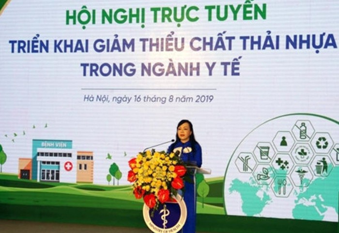 Bộ trưởng Nguyễn Thị Kim Tiến yêu cầu các bệnh viện phải đưa việc giảm thiểu chất thải nhựa trở thành tiêu chí đánh giá bệnh viện xanh - sạch - đẹp.