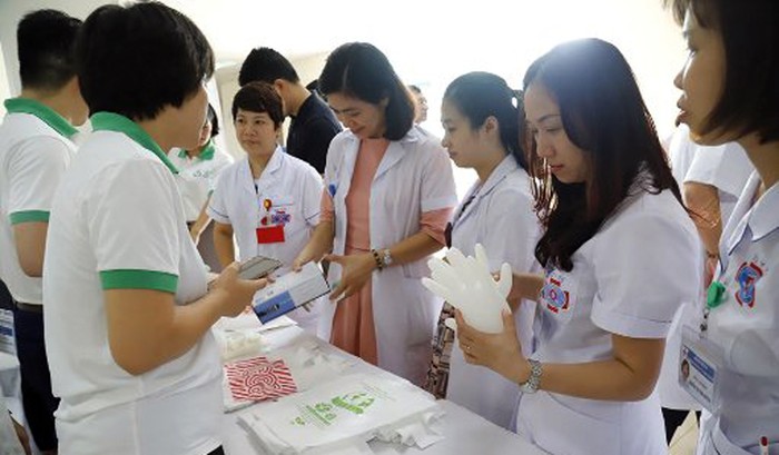 Các nhân viên y tế tại bệnh viện K với sản phẩm thân thiện môi trường.