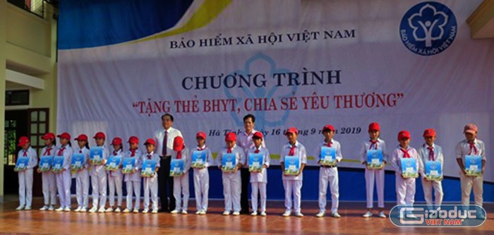 Lễ trao tặng 300 thẻ Bảo hiểm y tế cho học sinh hoàn cảnh khó khăn ở Hà Tĩnh.