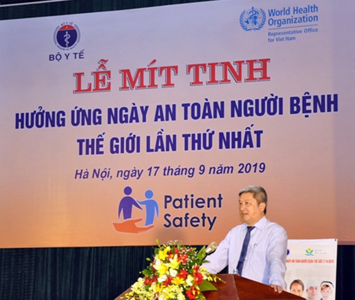 Phó giáo sư, tiến sĩ Nguyễn Trường Sơn - Thứ trưởng Bộ Y tế, phát biểu tại buổi lễ mít tinh.