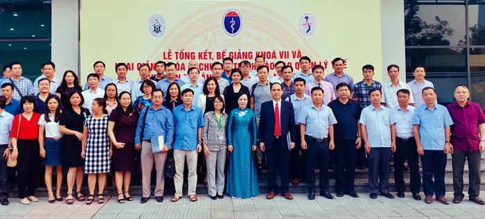 Phó Giáo sư, tiến sĩ Nguyễn Thị Kim Tiến - Bộ trưởng Bộ Y tế chụp ảnh với các cán bộ, học viên tại lễ khai giảng.