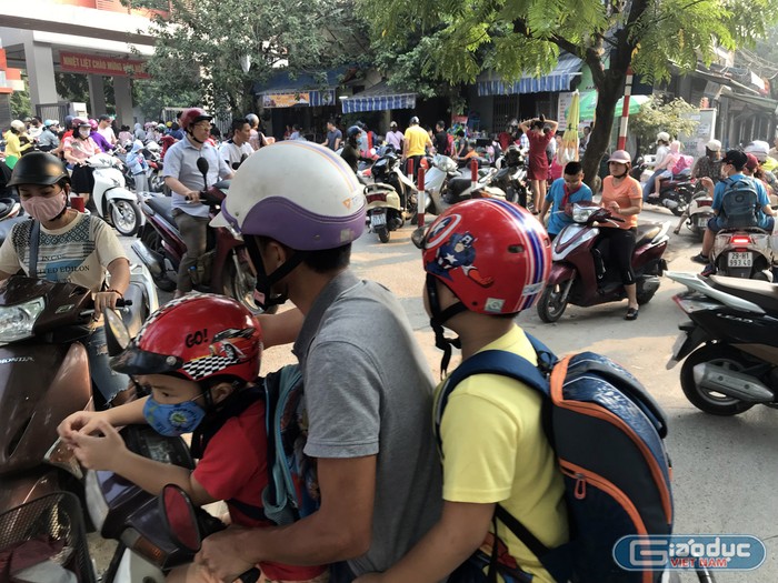 Cảnh ùn tắc giao thông trước cổng Trường Tiểu học Chu Văn An, phố Thụy Khuê, Hà Nội. Ảnh: Tùng Dương.