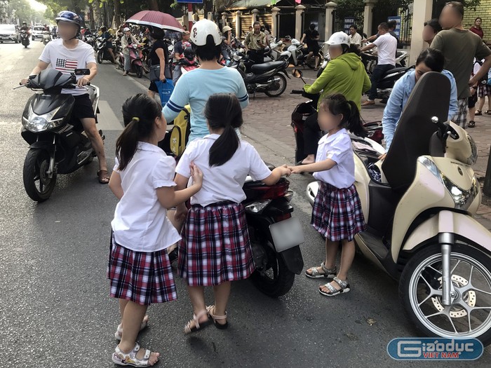 Đỗ xe ngay dưới lòng đường để đón học sinh tại Trường tiểu học Phan Chu Trinh, phố Nguyễn Thái Học, Hà Nội. Ảnh: Tùng Dương.
