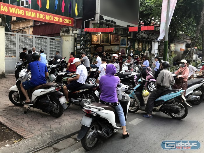 Đỗ xe gây mất an toàn giao thông tại cổng Trường tiểu học Lý Thường Kiệt, Hà Nội. Ảnh: Tùng Dương.
