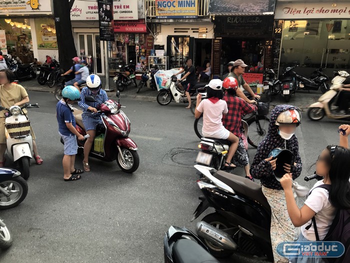 Dừng xe giữa đường để đón học sinh tại Trường Tiểu học Lê Ngọc Hân, Hà Nội. Ảnh: Tùng Dương.