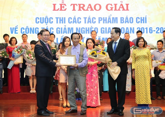 Phó Thủ tướng Vương Đình Huệ và đồng chí Trần Thanh Mẫn - Chủ tịch Ủy ban Trung ương Mặt trận tổ quốc Việt Nam trao bằng khen cho tác phẩm đạt giải A . Ảnh: Tùng Dương