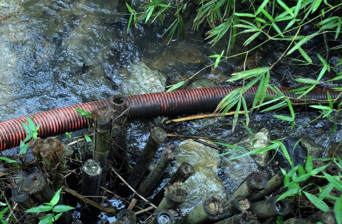 Một số cán bộ của Công ty nước sạch Sông Đà phát hiện ra có dầu thải nhưng mặc kệ không ngăn chặn, không báo cáo, dẫn tới việc nước sinh hoạt của nhân dân bị ô nhiễm. ảnh: Thế Đại.