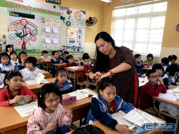 Cô giáo Nguyễn Thị Bích Diệp luôn quan tâm đến học sinh từ những việc nhỏ nhất. Ảnh: Tùng Dương.