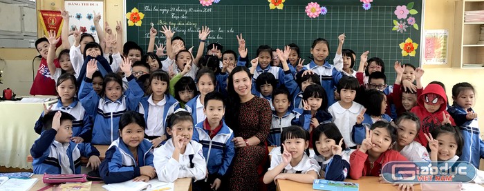 Cô giáo Nguyễn Thị Bích Diệp và các em học sinh lớp 2A 2 Trường Tiểu học Tân Mai, quận Hoàng Mai, Hà Nội. Ảnh: Tùng Dương.