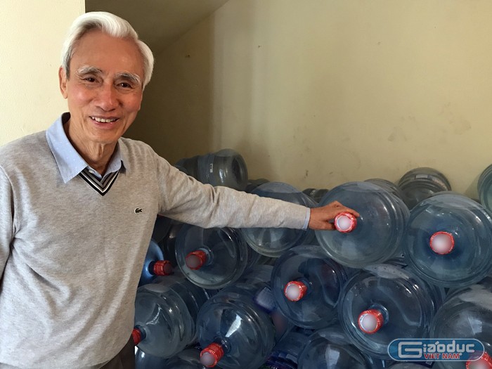 Thầy Nguyễn Phú Cường cho biết, nhà trường luôn phải sử dụng nguồn nước sạch đáng tin cậy để phục vụ nấu ăn cho học sinh.
