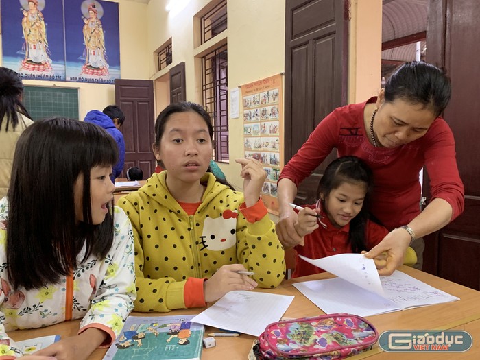 Với mỗi con thì cô giáo Hòa đều có cách tiếp cận riêng để dạy học. Ảnh: Tùng Dương.