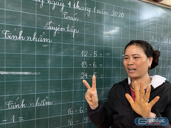 Cô Hòa đã kiên trì mở lớp dạy các con có tính cách đặc biệt gần 15 năm nay. Ảnh: Tùng Dương.