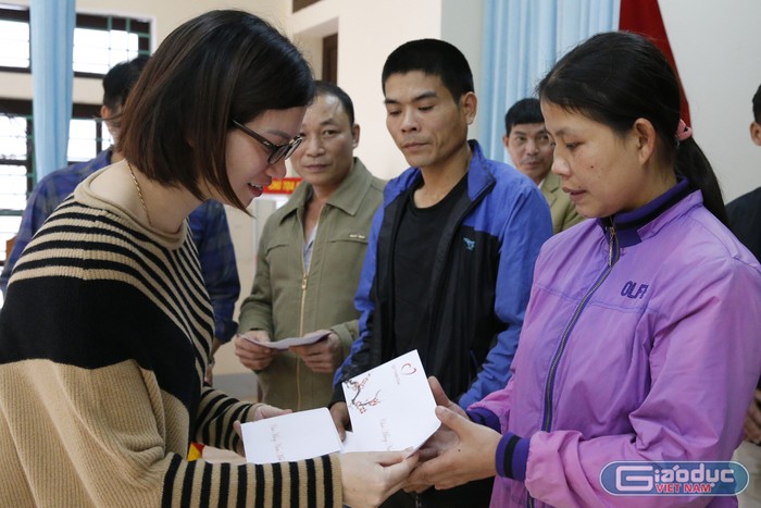 Bà Nguyễn Ngọc vân - cán bộ của Báo điện tử Giáo dục Việt Nam đang trao quà Tết cho các hộ dân của xã Phú Lâm. Ảnh: Tùng Dương.