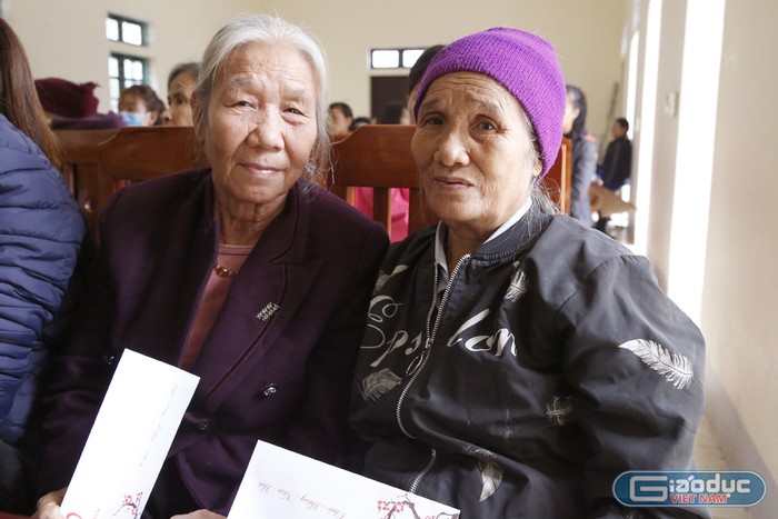 Bà Nguyễn Thị Tin 74 tuổi (người bên phải) và bà Lê Thị Chữ 75 tuổi là người của xã Phú Lâm rất vui mừng sau khi được nhận quà Tết của Báo điện tử Giáo dục Việt Nam. Ảnh: Tùng Dương.
