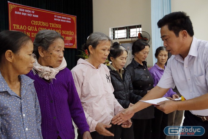 Ông Nguyễn Khắc Trung - phó Chủ tịch Ủy ban nhân dân xã Phú Lâm trong buổi lễ trao quà Tết. Ảnh: Tùng Dương.