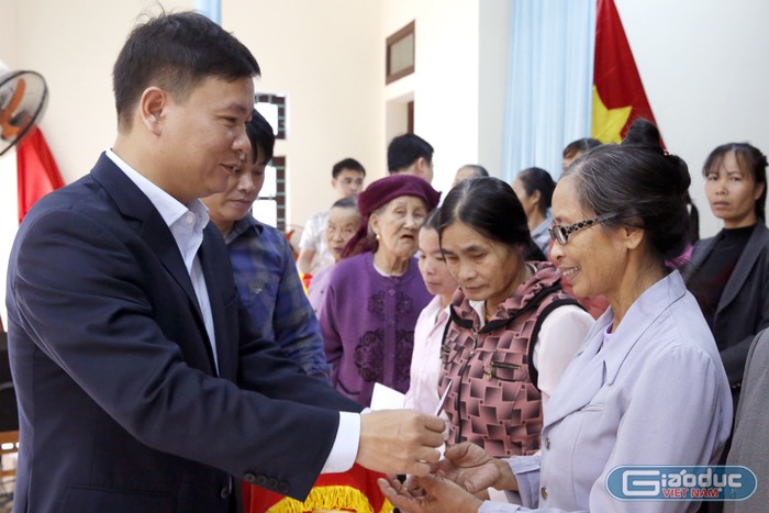 Nhà báo Nguyễn Tiến Bình - Tổng biên tập Báo điện tử Giáo dục Việt Nam đang trao quà Tết cho các hộ nghèo ở xa Phú Lâm. Ảnh: Tùng Dương.