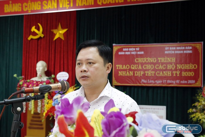 Ông Nguyễn Anh Hùng - phó Chủ tịch Ủy ban nhân dân huyện Đoan Hùng, tỉnh Phú Thọ, phát biểu và nói lời cảm ơn tại buổi lễ trao quà Tết. Ảnh: Tùng Dương.
