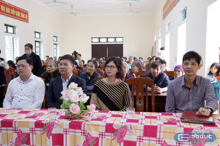 Quang cảnh buổi trao quà Tết của Báo điện tử Giáo dục Việt Nam tại hội trường Ủy ban nhân dân xã Phú Lâm. Ảnh: Tùng Dương.