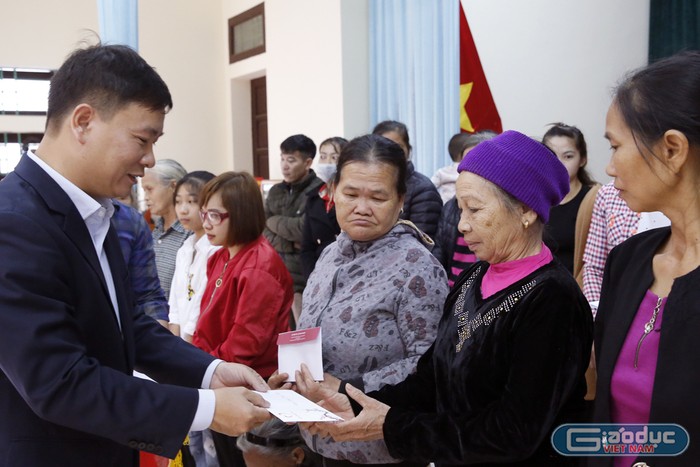 Nhà báo Nguyễn Tiến Bình - Tổng biên tập Báo điện tử Giáo dục Việt Nam, đang trao quà Tết cho những hộ nghèo của xã Phú Lâm. Ảnh: Tùng Dương.
