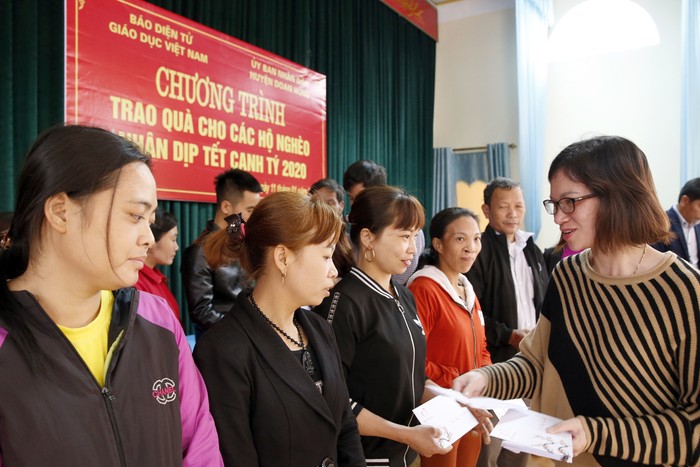 Bà Nguyễn Ngọc Vân - cán bộ của Báo điện tử Giáo dục Việt Nam đang trao quà cho các hộ nghèo của xã Hùng Xuyên. Ảnh: Tùng Dương.