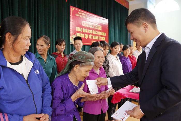 Nhà báo Nguyễn Tiến Bình - Tổng biên tập Báo điện tử Giáo dục Việt Nam trao tận tay các hộ nghèo của xã Hùng Xuyên . Ảnh: Tùng Dương.