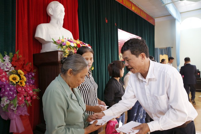 Ông Nguyễn Văn Hùng - phó Bí thư Đảng ủy xã Hùng Xuyên đang trao quà cho các hộ nghèo trong xã. Ảnh: Tùng Dương.