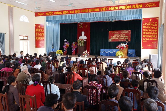 Hội trường Ủy ban nhân dân xã Hùng Xuyên trong buổi lễ trao quà Tết cho các hộ nghèo. Ảnh: Tùng Dương.