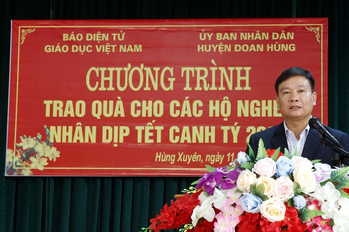 Nhà báo Nguyễn Tiến Bình - Tổng biên tập Báo điện tử Giáo dục Việt Nam, phát biểu tại buổi trao quà cho các hộ nghèo của xã Hùng Xuyên . Ảnh: Tùng Dương.
