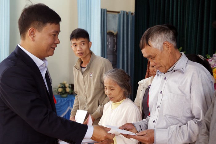 Nhà báo Nguyễn Tiến Bình - Tổng biên tập Báo điện tử Giáo dục Việt Nam trao tận tay các hộ nghèo của xã Hùng Xuyên. Ảnh: Tùng Dương.