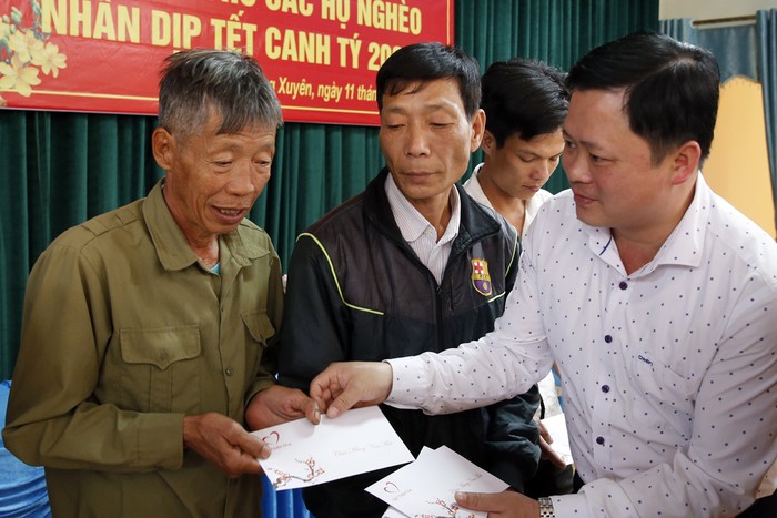 Ông Nguyễn Anh Hùng - phó Chủ tịch Ủy ban nhân dân huyện Đoan Hùng, tỉnh Phú Thọ đang trao quà Tết cho hộ nghèo tại xã Hùng Xuyên. Ảnh: Tùng Dương.