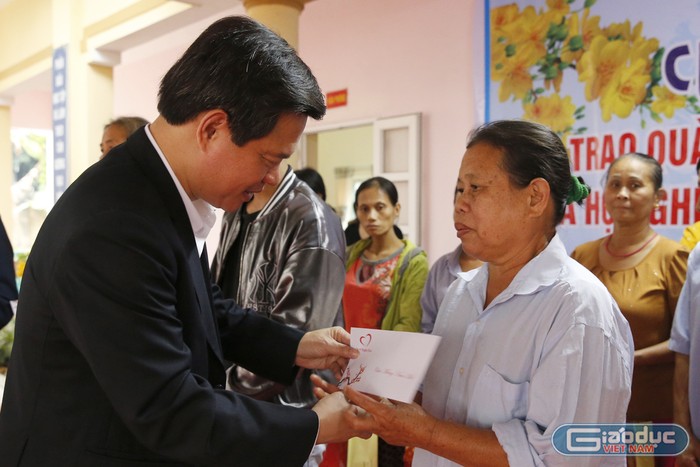 Tiến sĩ Trịnh Thế Truyền - Giám đốc Sở Giáo dục và Đào tạo tỉnh Phú Thọ, đang trao quà cho các hộ nghèo. Ảnh: Tùng Dương.